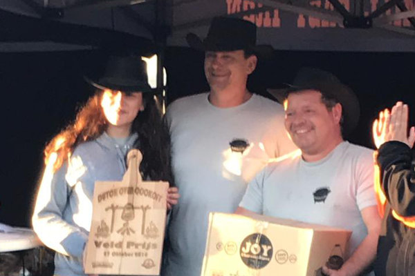 ...nemen hier de 8e prijs in ontvangst na een eerste deelname aan een landelijk barbecue evenement.